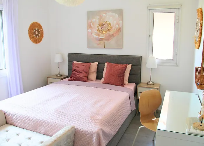 Golden Palms Paradise Garden パ フォス