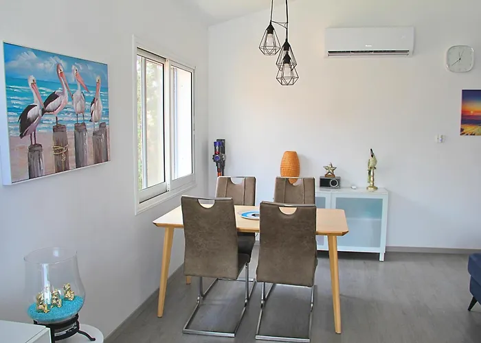 Golden Palms Paradise Garden パ フォス