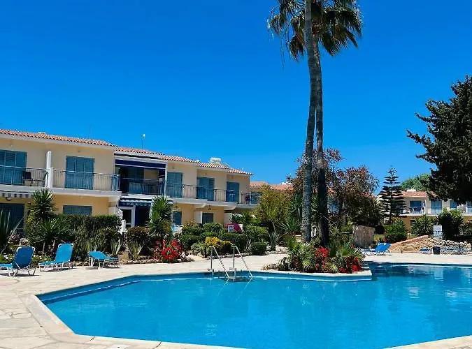 Golden Palms Paradise Garden 파포스