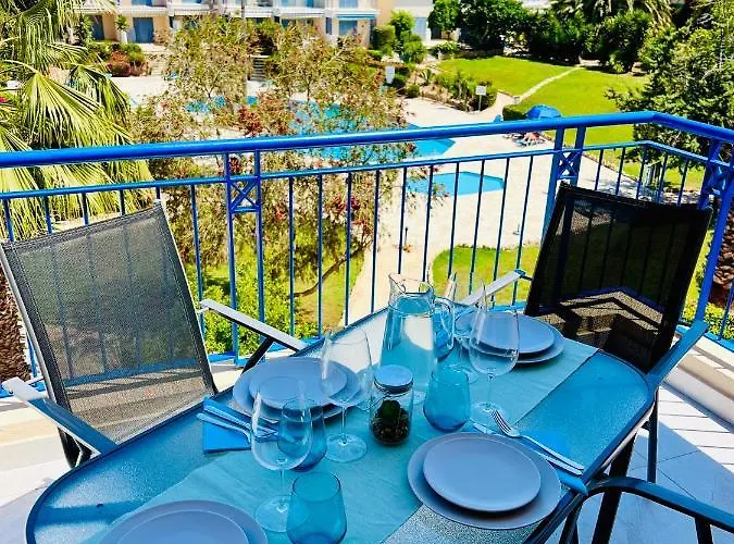 Golden Palms Paradise Garden 아파트 파포스