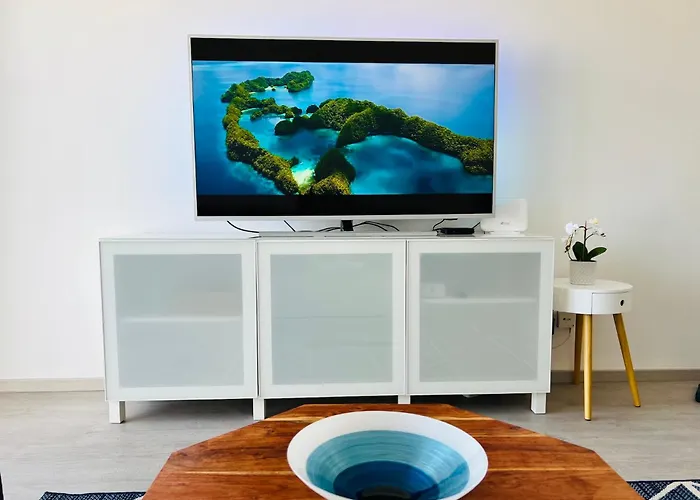 Golden Palms Paradise Garden 아파트 파포스